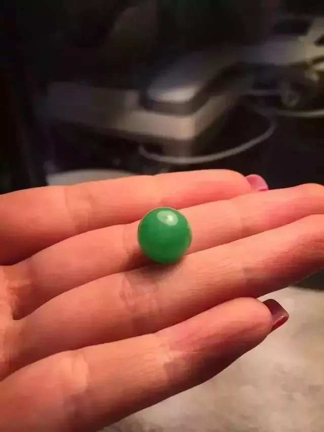 |翡翠原石开出满绿，不取手镯而车珠子，亏还是赚？