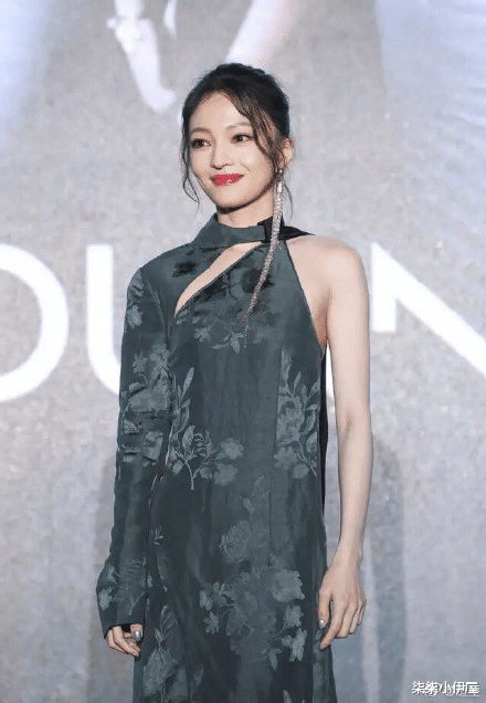 戚薇■气质美女戚薇，知性优雅，美丽大方，气质出众的她有一种冷艳的美丽！