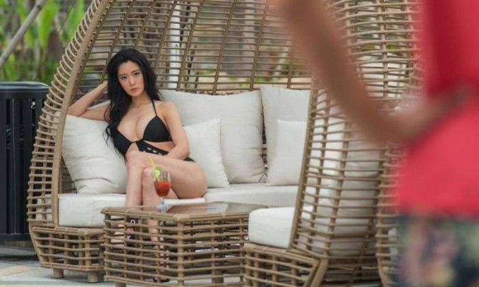 #佘诗曼#当港姐佘诗曼撞上“亚洲第一美”，网友：还有比这更尴尬的吗？