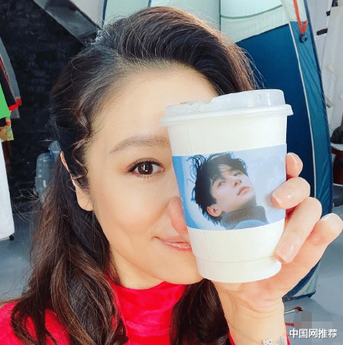 蔡少芬|林心如晒和小鲜肉张轩睿周边合影,两人曾演过吻戏惹霍建华吃醋