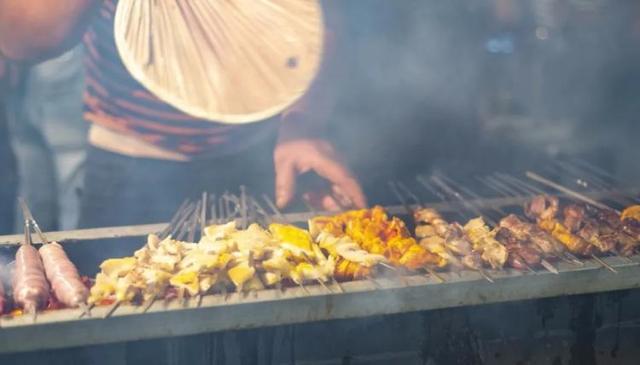 新周刊|北上广没有眼泪,但深圳没有烧烤摊丨原创