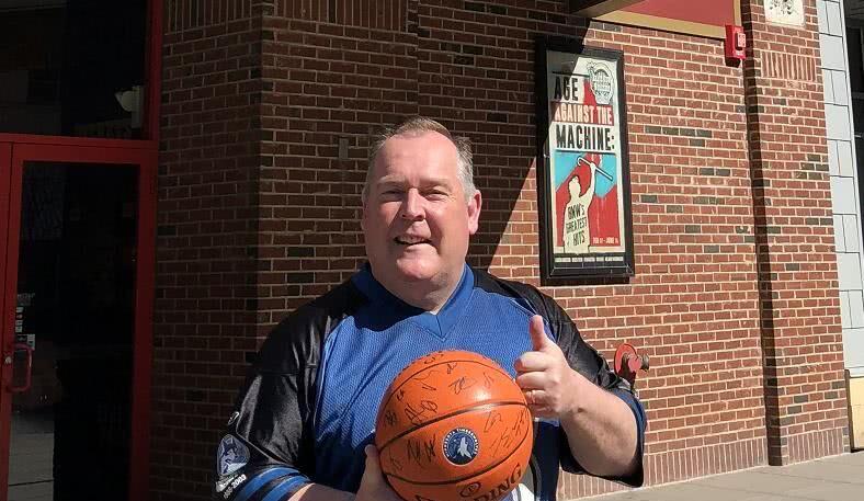 #CBA#CBA和NBA的差距到底有多大？球迷：先把球场中央广告换成球队的Logo吧！