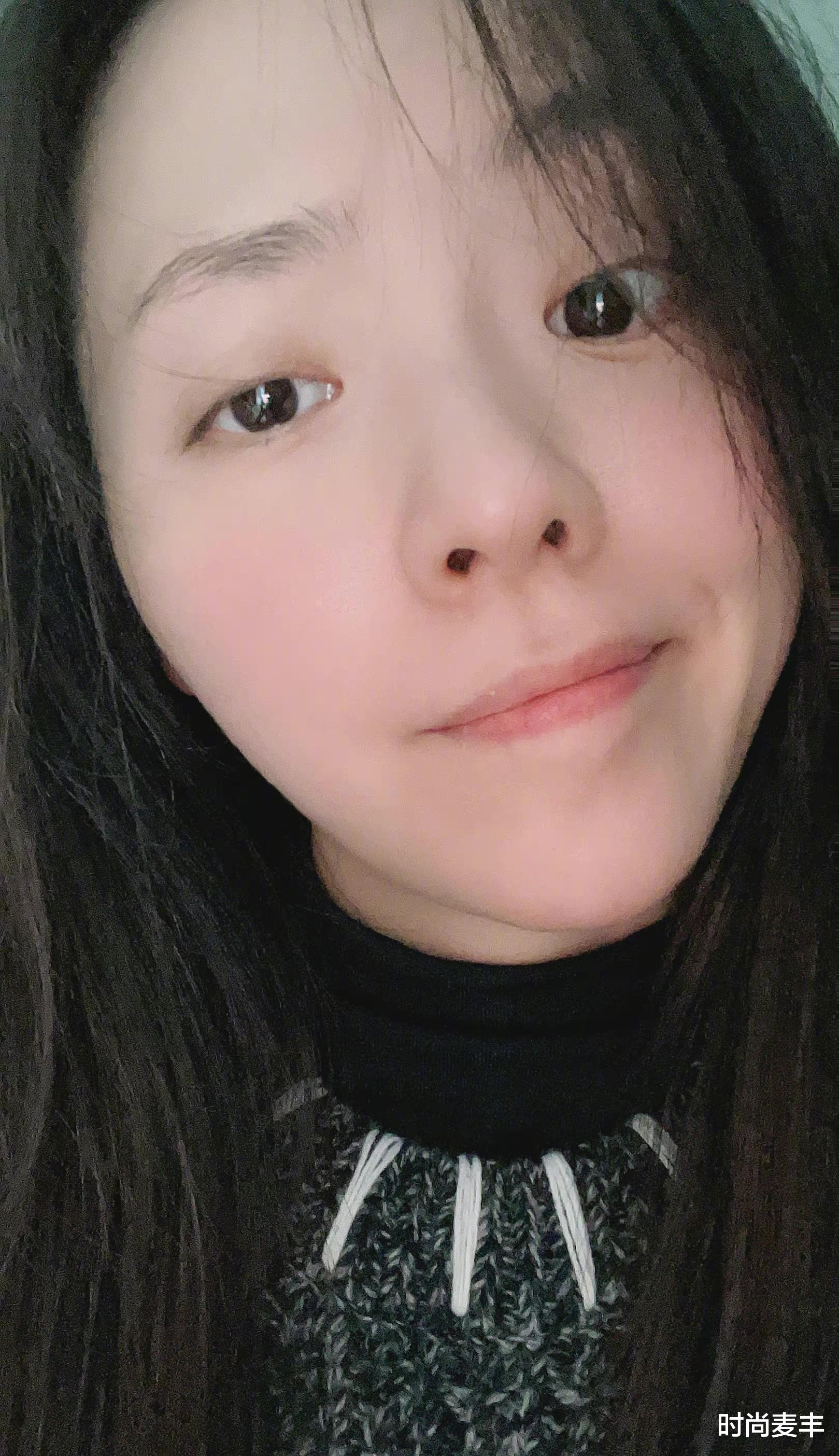 胡萝卜|张靓颖发素颜六连拍，肌肤状态自信清透，深灰色指甲好时尚