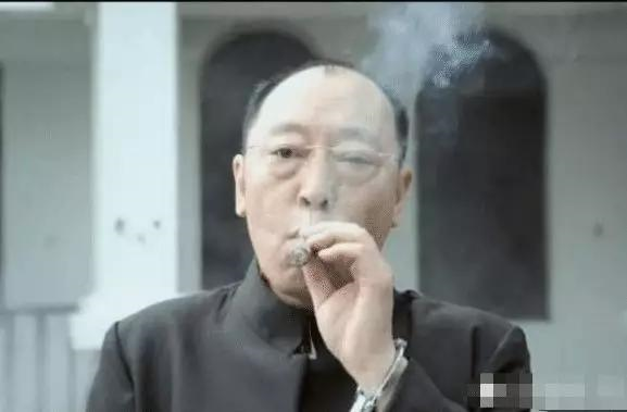 倪大红|倪大红年轻时长成啥？当看了他24岁时的剧照后，网友：蔡徐坤靠边站！
