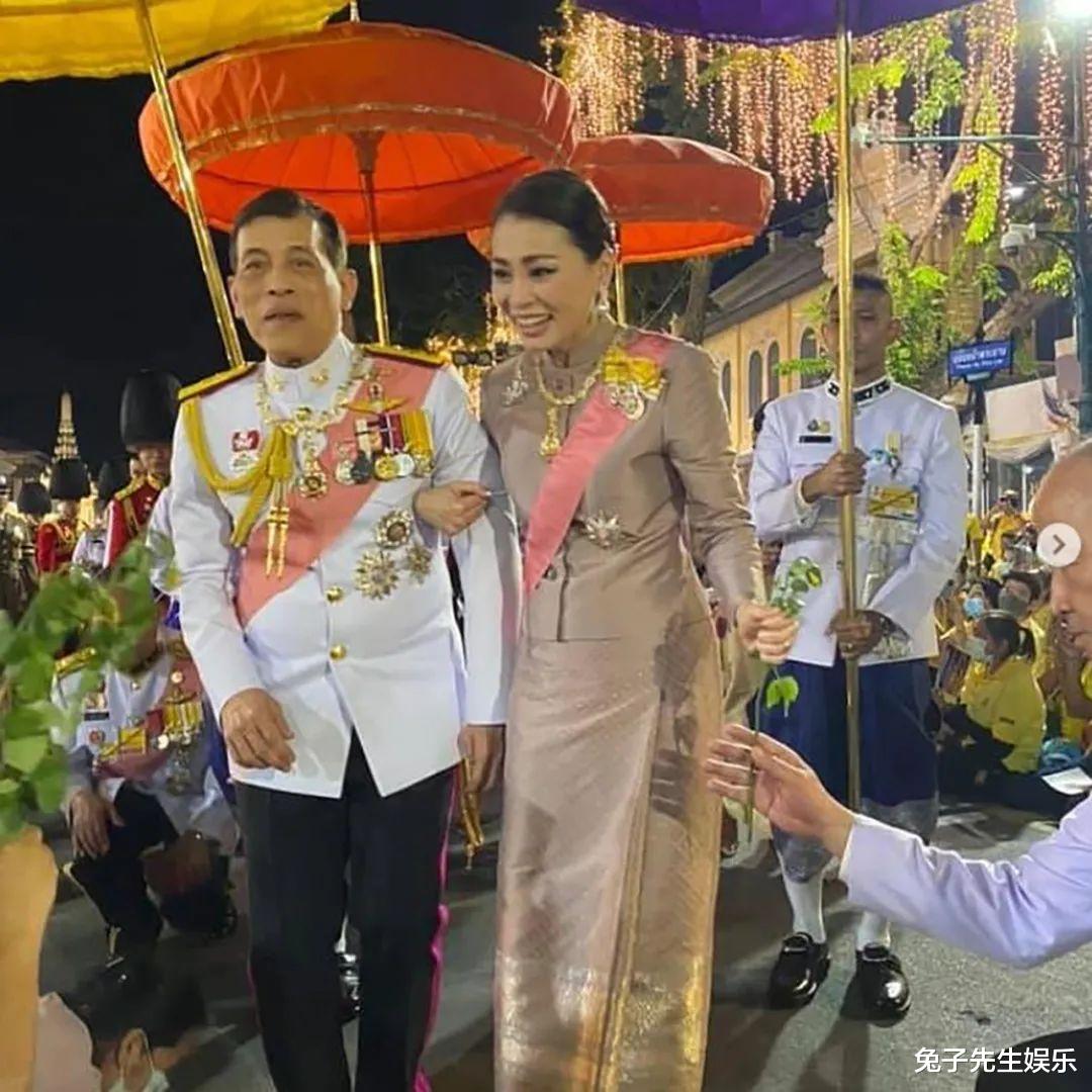 玛哈·哇集拉隆功|42岁泰国王后吓得不轻，被人们跪地抢着摸高跟鞋，忙提裙子好慌乱