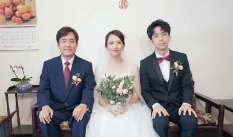 光良：歌手光良官宣结婚，看到新娘照片后，网友们哭笑不得