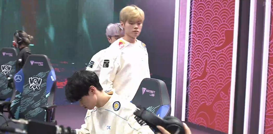 打野|Deft生涯最后1年毁了？S10八强赛输了后怒视打野，两眼全是杀气