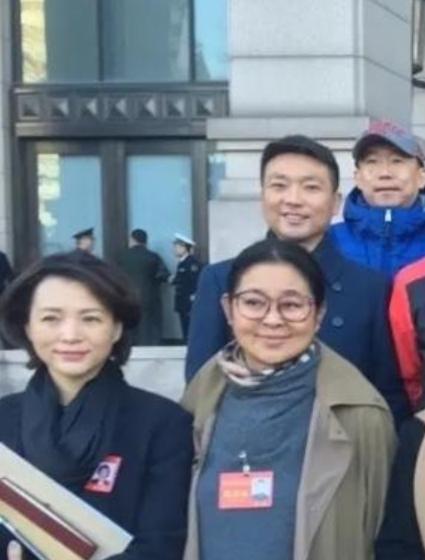 佟丽娅▲官方合影：佟丽娅美得显眼，但和国家级主持人站一起，气场矮一截