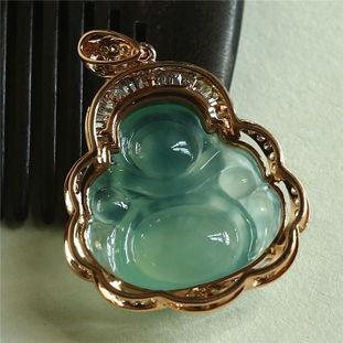 「文玩」一位大姐将自己收藏100条翡翠手镯拿给行家欣赏，行家吓的一咿噔