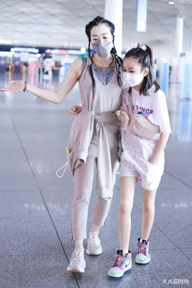 钟丽缇|钟丽缇终于瘦身成功，穿米色运动装秀曼妙身姿，和张伦硕更般配了