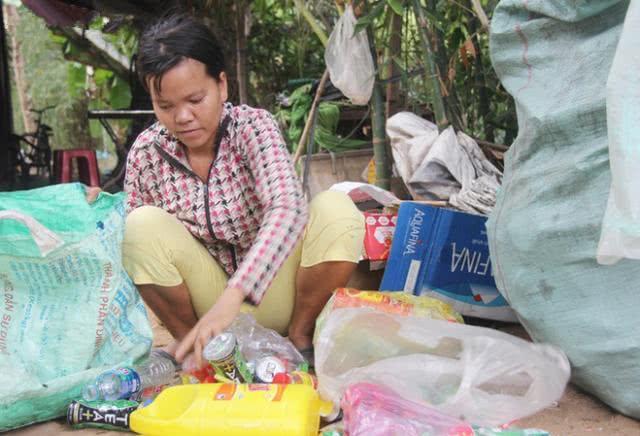 :夫妻带2娃住在墓地旁,大儿子5岁仍不会说话整天在墓地里玩耍