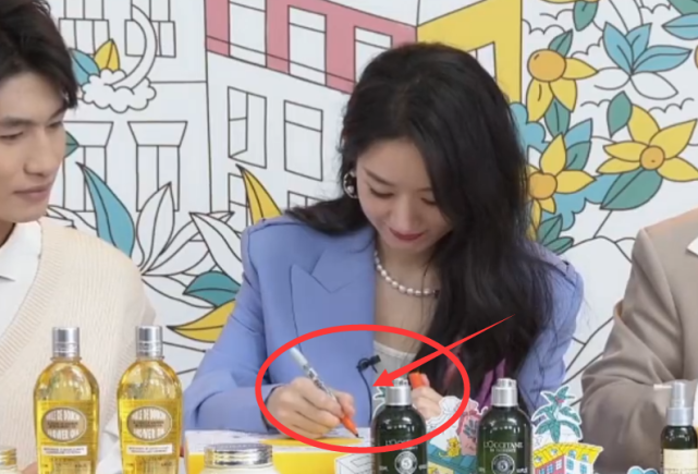 赵丽颖|赵丽颖手绘涂鸦，镜头拉近，谁注意她的指甲“形状”？是我没见过世面了！