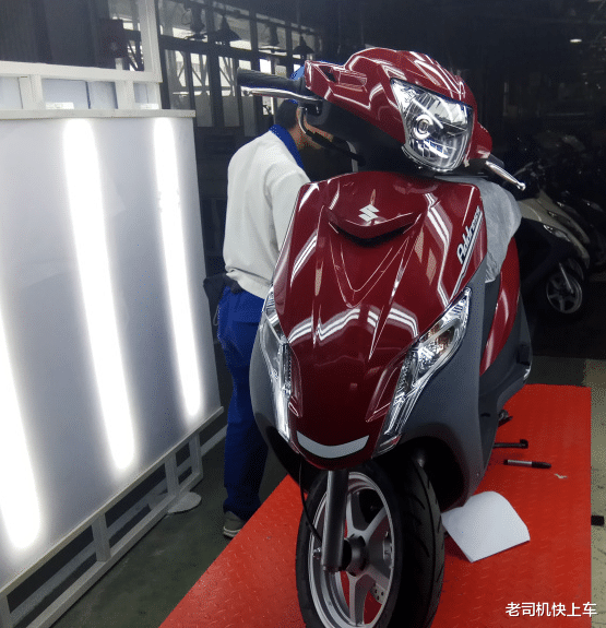 铃木：铃木代步明星车型，125CC单缸电喷，6.9千瓦动力，7980元领跑同级