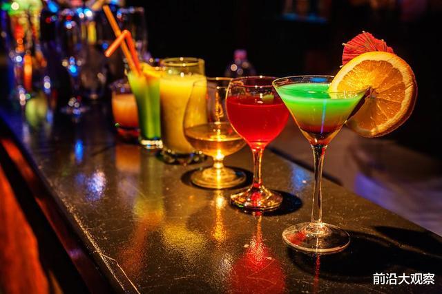 前沿大观察|男子因聚会去酒吧，上完厕所被大妈强行服务，十分钟200元