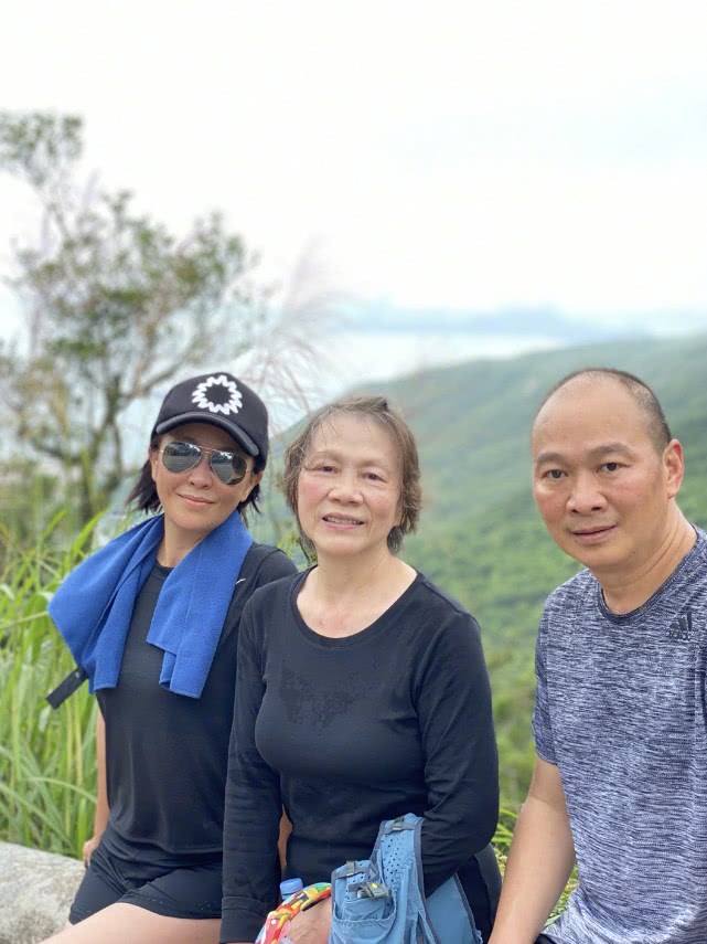 刘嘉玲▲刘嘉玲晒近照,穿波点连衣裙搭配西装外套,大气造型展现复古美