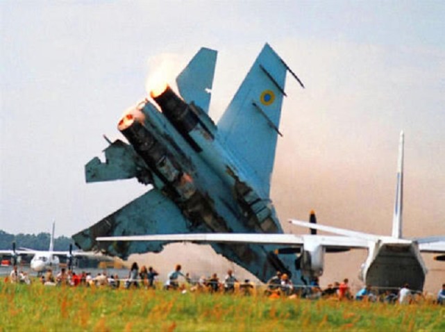 飞行员|飞行员擅自增加表演项目，30吨战机砸向人群，600多人血肉横飞