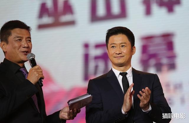 『吴京』吴京谢楠带儿子烧烤，45岁吴京头发变白显沧桑，与荧幕形象大不同