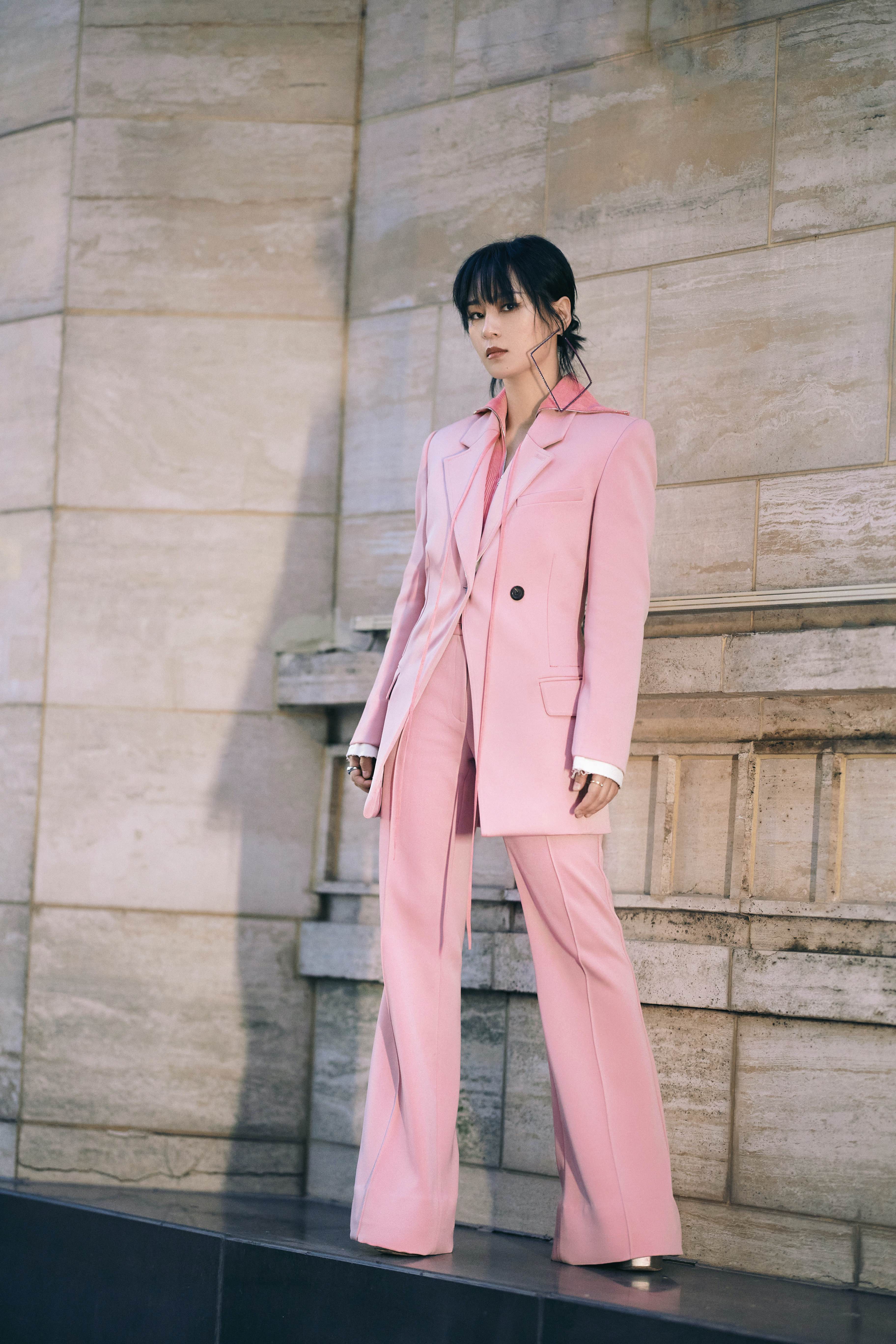 周笔畅|周笔畅亮相时代报告剧《在一起》晚会 首唱新歌《聚光》致敬抗疫英雄