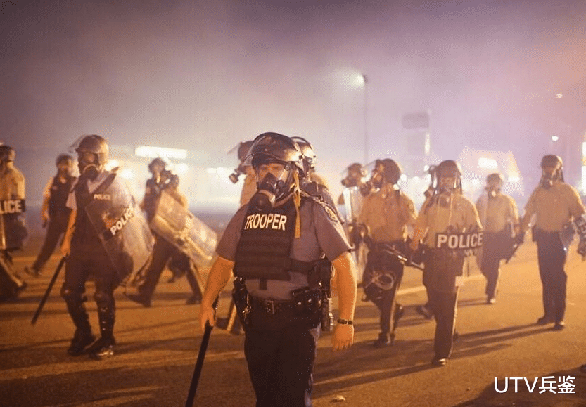 #罗志祥#美首个独立地区局势不妙！大量不明身份者持枪警戒，火力远超警察