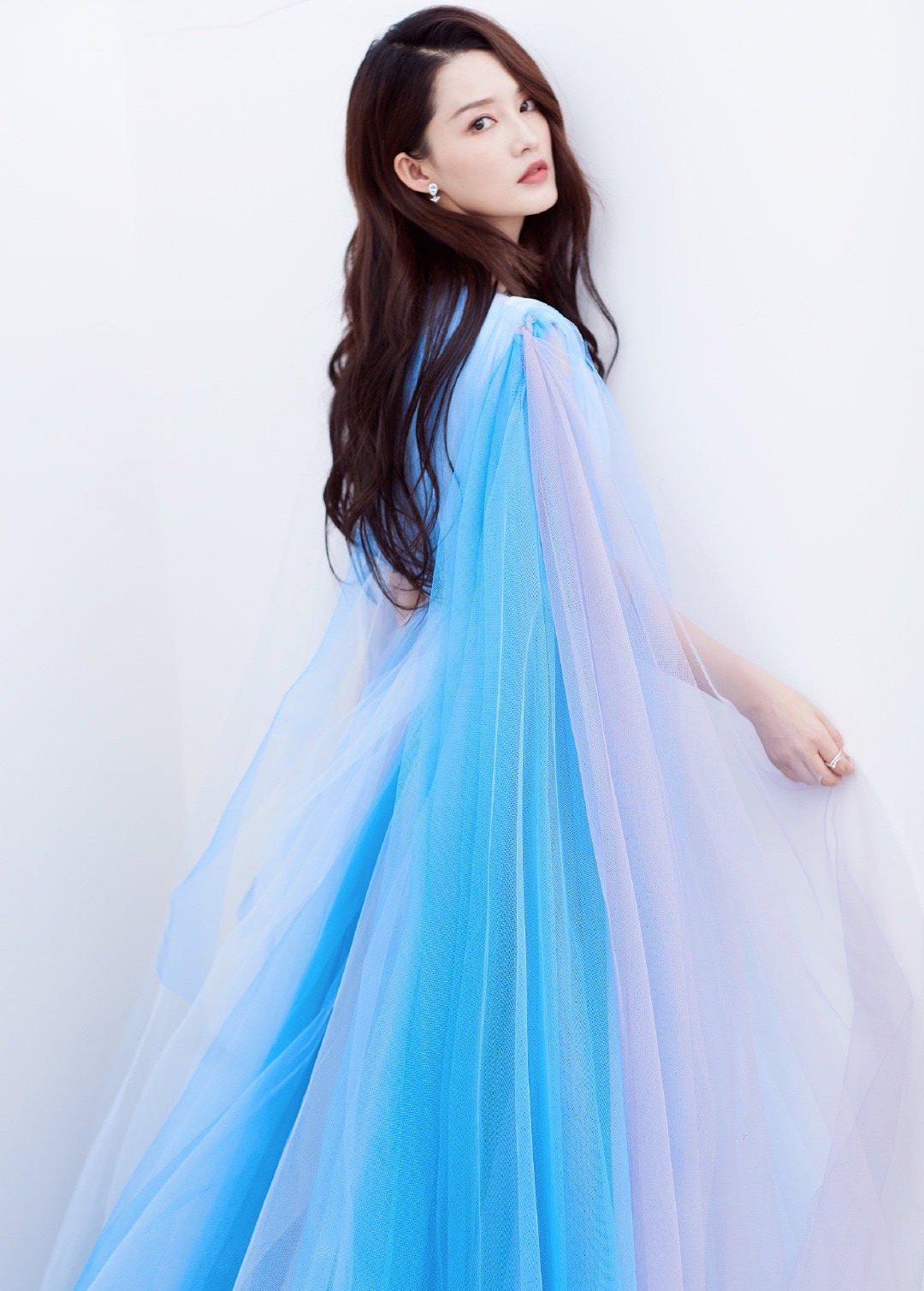 李沁藍紫漸變色紗裙亮相活動，披風設計又颯又美，仙女本人沒錯瞭-圖7