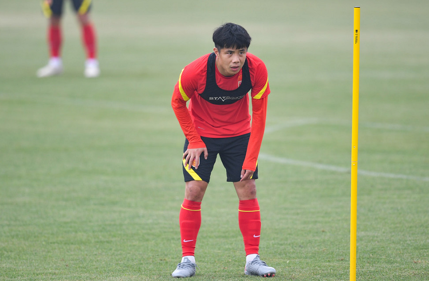 蒿俊闵：国足中场基本成型，只待一人到来，蒿俊闵却遇尴尬，恐失主力位置