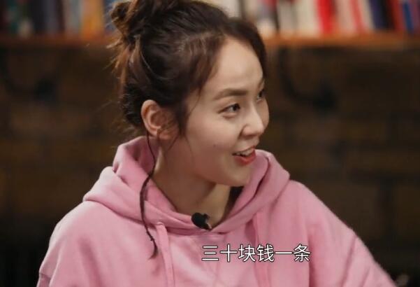 张佳宁▲张佳宁追问舅舅送自己的衣服是不是打折的 张晓龙：很便宜还打啥折