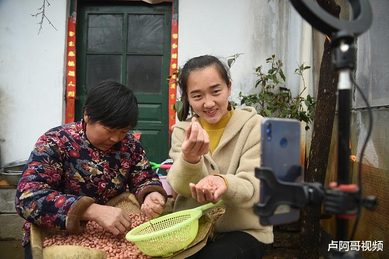 『电子商务』如何做自媒体电商赚钱，做好了，每个月赚10万很简单！