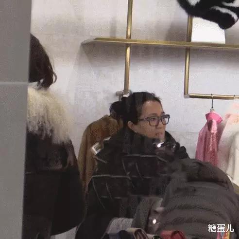 发型|在街头拍到巩俐，换了个奶奶发型，气质再高级也有了老年人气息！