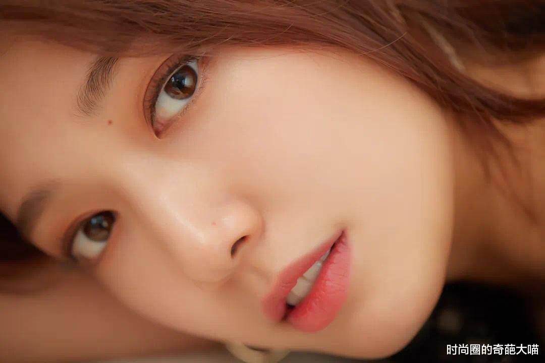 朴信惠■朴信惠久违亮相状态佳，冻龄美貌hold住媒体镜头，与男方牵手秀甜蜜