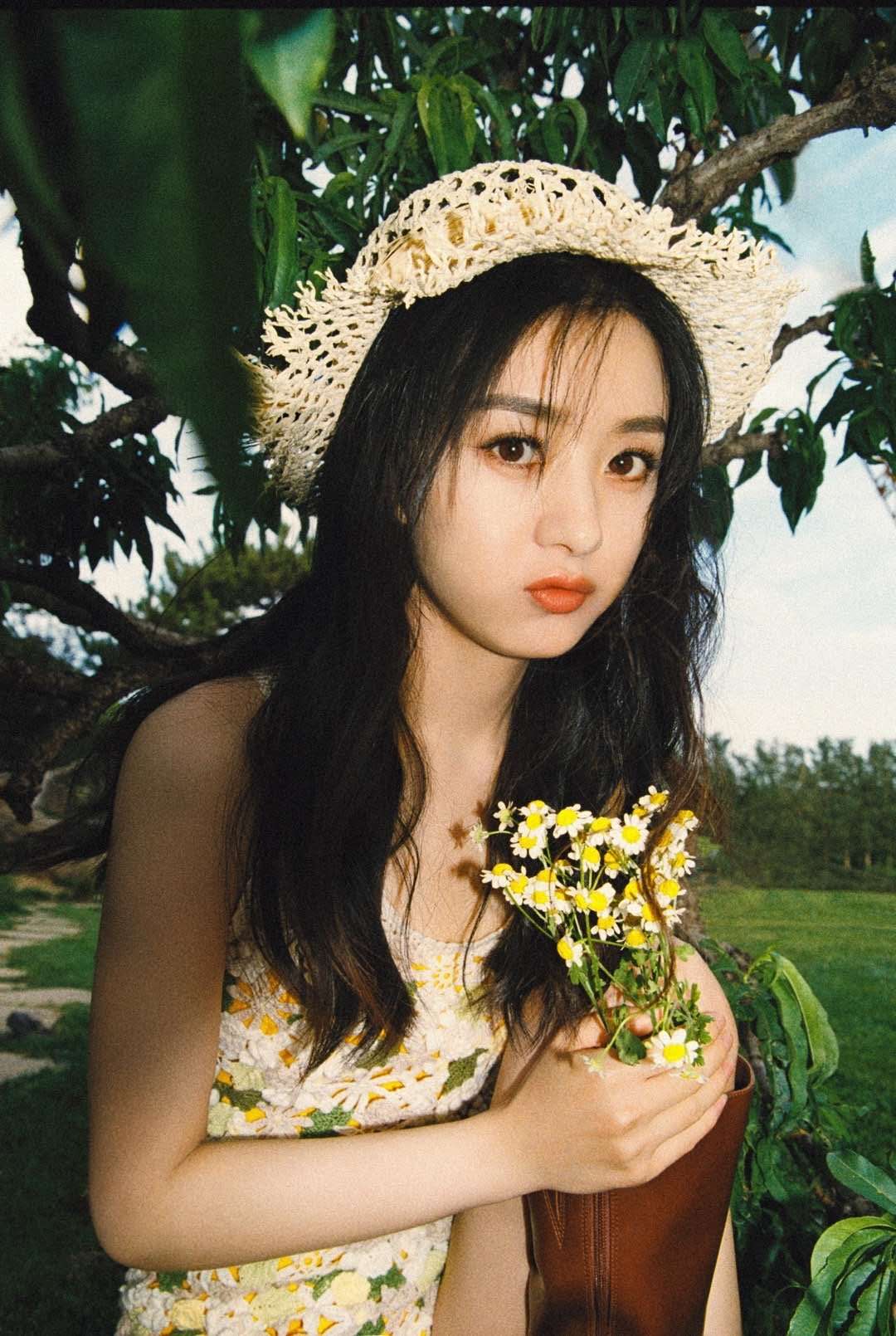 『赵丽颖』赵丽颖少女坐姿火了，盘腿姿势熟练，却因裙子太短引争议