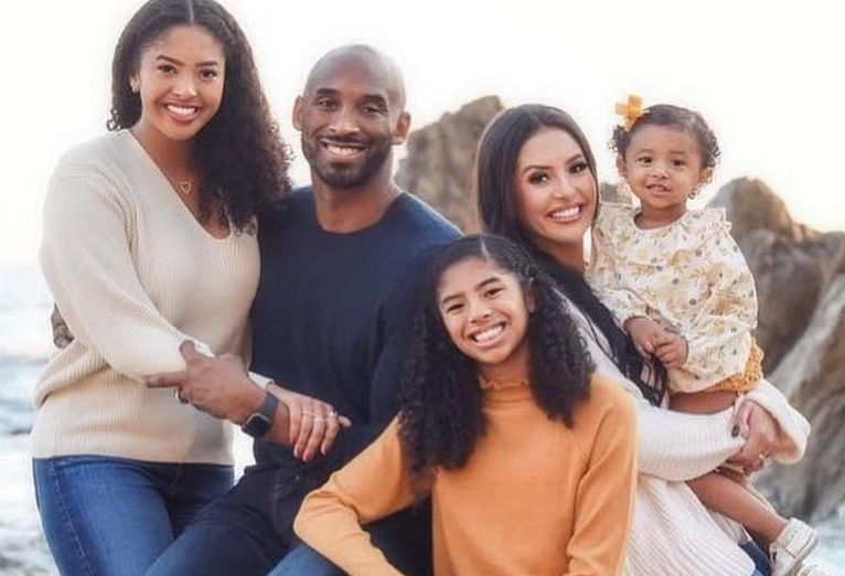 「科比·布莱恩特」心疼!瓦嫂38岁收到礼物,科比提前100天为她庆生,手部发黑脱皮