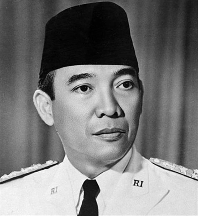 [苏加诺]56岁开国总统访问日本对17岁少女一见倾心，当即宣布：这是我老婆