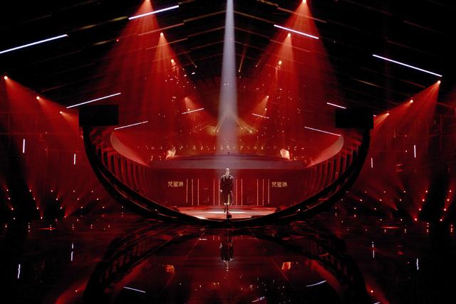 「i love you」丁当霸气发文怼杜华!一袭风衣美成女王,首秀舞台惊艳堪比演唱会