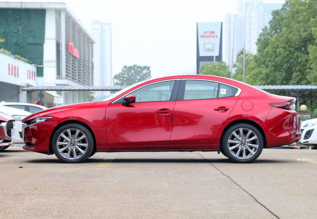 日产轩逸|谁说鱼和熊掌不可兼得?年轻人都买这3款轿车,朗逸、轩逸过时了