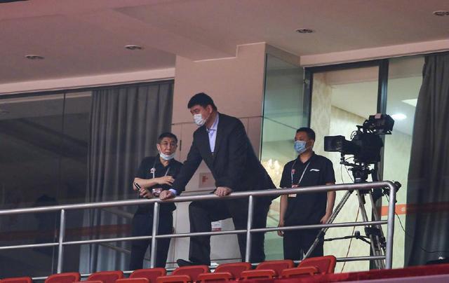 「姚明」上午11点，CBA开战，全场向英雄致敬！姚明主席戴口罩，现场督战