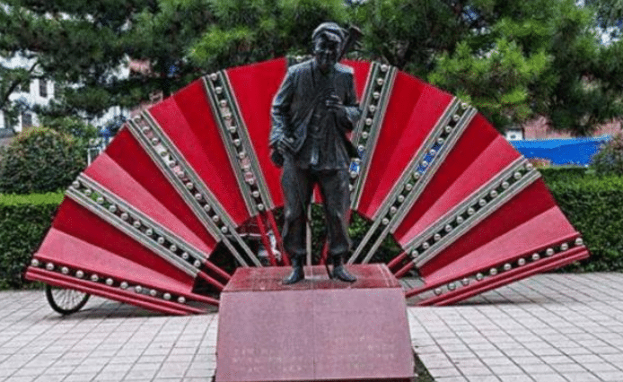 赵本山|赵本山铜像已经残败不堪,景区也无人问津,活人立雕像见过吗?