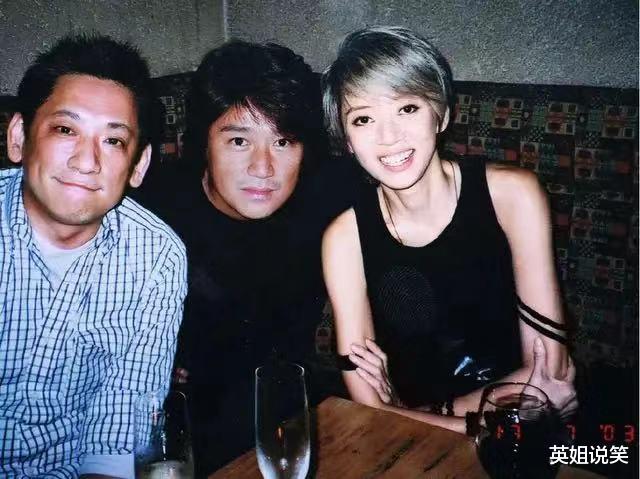 梅艳芳|梅艳芳葬礼：八位大佬扶灵送殡，谢霆锋抬遗像，上万歌迷沿街送别