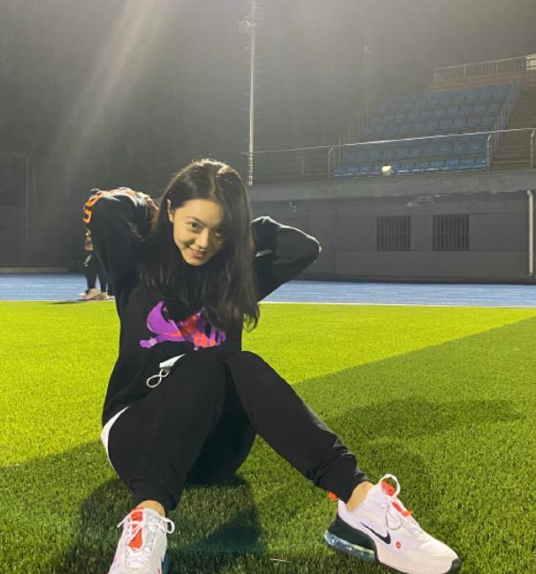 赵今麦|赵今麦坐在操场上拍照，谁注意她脚上的鞋子，是对草地最大的尊重