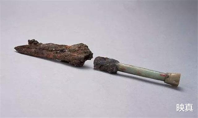 文物|春秋大墓中挖出一把剑,专家面面相觑:怎么可能在这里出现