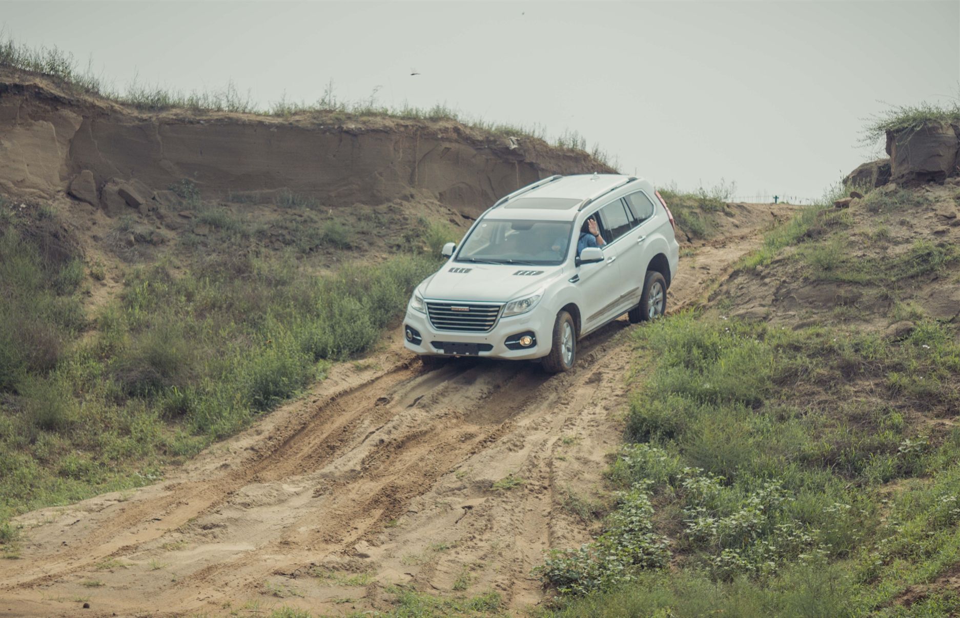 『自动挡』自动挡下坡，笨蛋才一直挂D档踩刹车，聪明人都这么做！