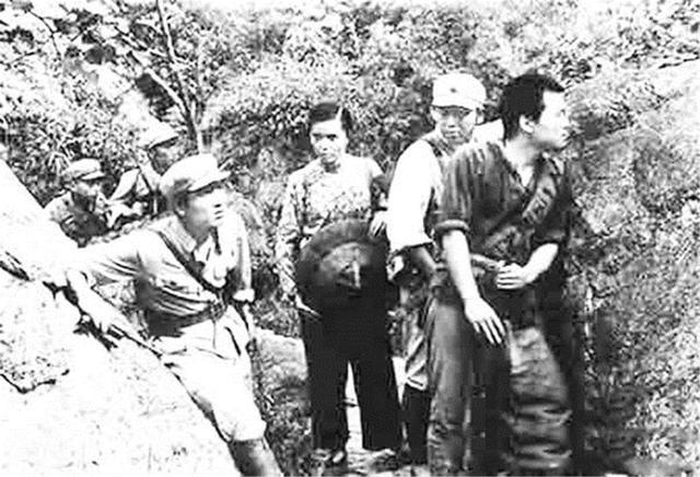 [开国元勋]河南农民去世，子女在遗物中发现\废纸\，开国大将亲颁的特等功臣