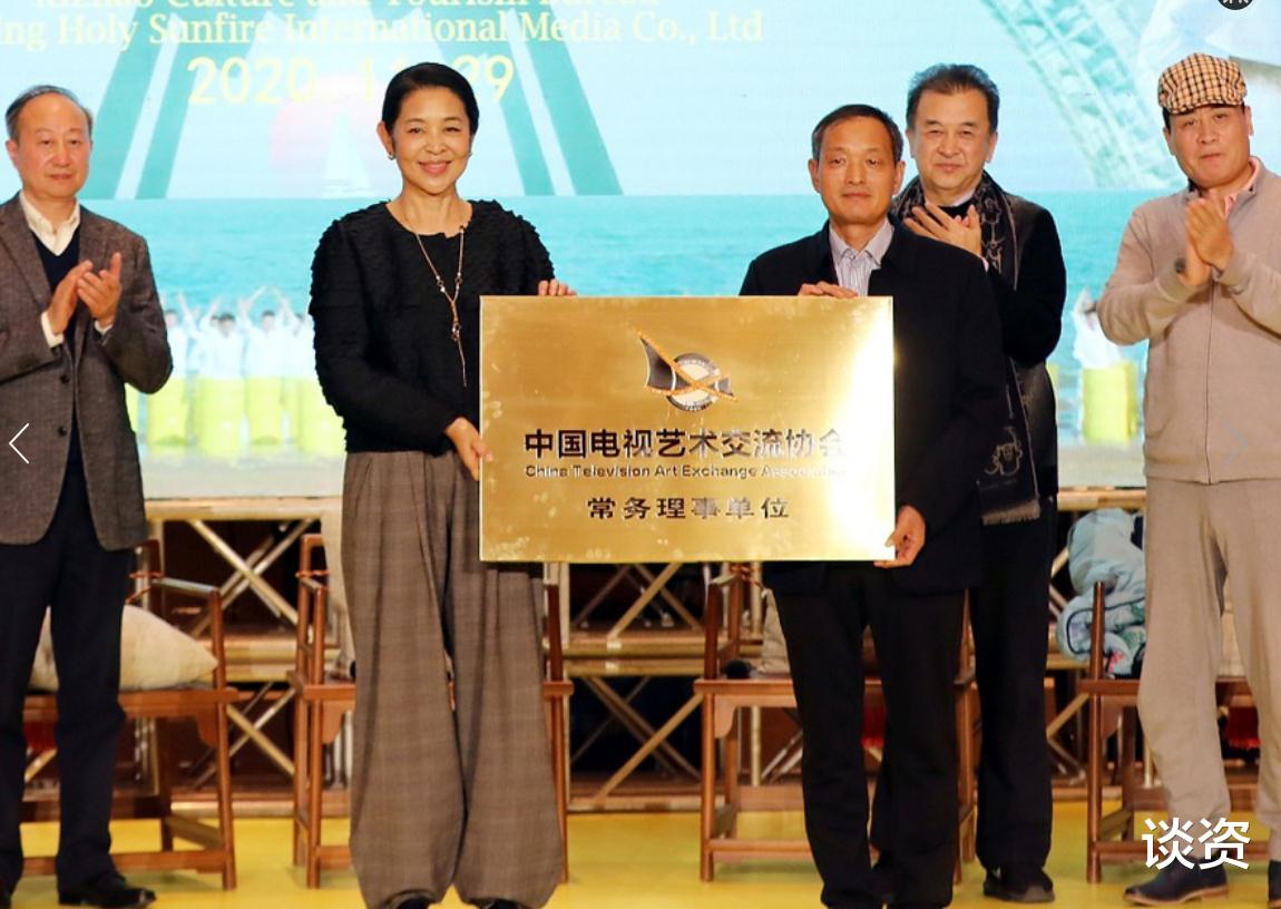 倪萍|61岁倪萍与黄宏同框,生图颜值气质佳,腿细如柴看着吓人