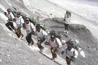 轰炸机@卫星拍到震撼一幕，重装备一字排开，印军态度瞬间服软