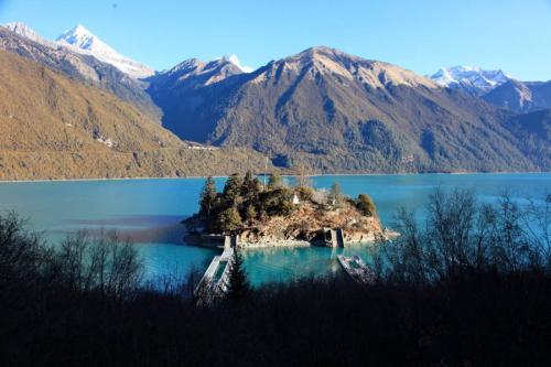西藏|西藏有两个“鬼湖”，美的窒息，然而人畜都不敢靠近