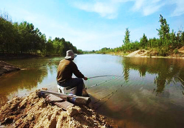 ▲这几种情况，常人都会呆在室内，唯有钓鱼人不畏艰辛，依然会钓鱼