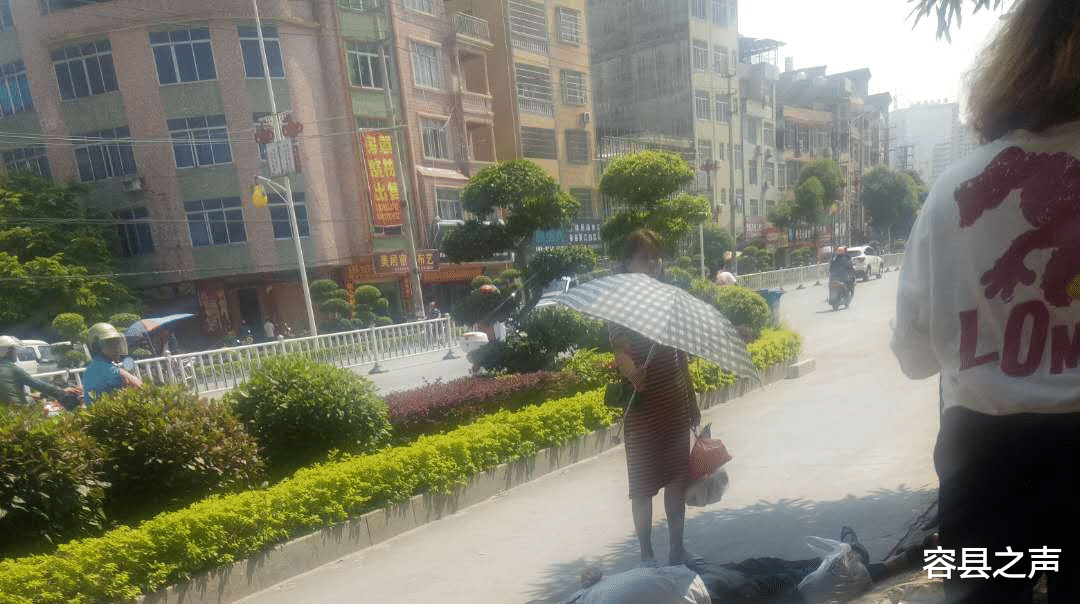 容县之声|广西一男子倒地抢救无效不幸身亡，热心群众为其撑伞！