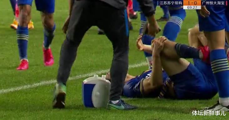 郑智|中超火爆冲突!双方25人乱作一团,郑智冲了上来,保利尼奥也急了