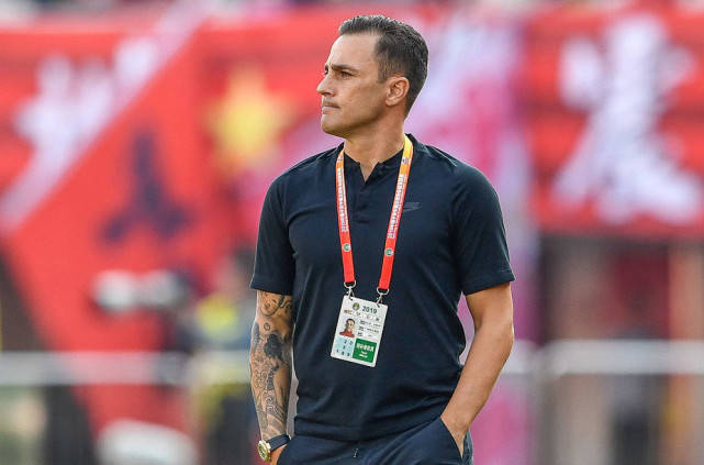 『广州恒大』纸糊的国脚级防线?恒大排出5后卫阵型仍0-3富力,卡纳瓦罗面色铁青