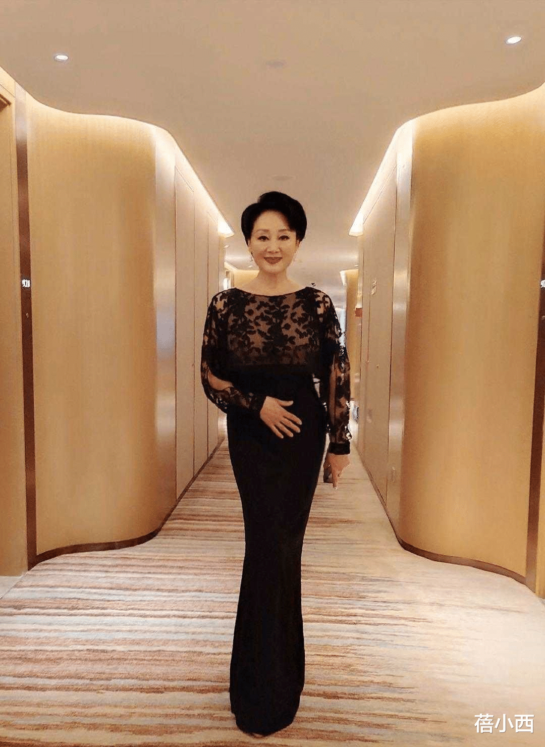 连衣裙|王姬剪了短发减龄至少20岁，穿蕾丝连衣裙亮相，看不出是60后