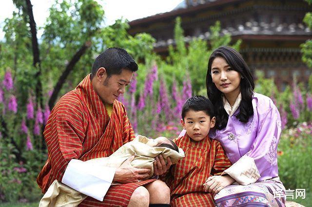 不丹王室曬國王全傢福，30歲王後盤發氣質如蘭笑出月牙眼，龍太子受冷落-圖4